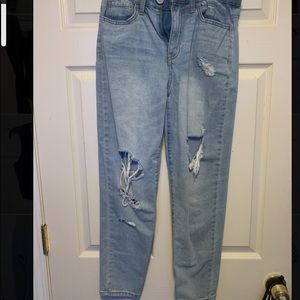 Trendy and cute light wash mom jeans🤍